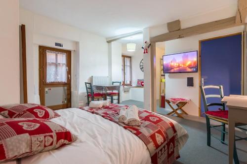 une chambre avec un lit et une télévision au mur dans l'établissement Travel Homes -The Cigogne, quiet & heart of Colmar, à Colmar