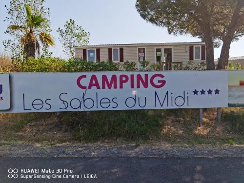 a sign that reads camping las soloscu in front of a house at Les sables du midi in Valras-Plage
