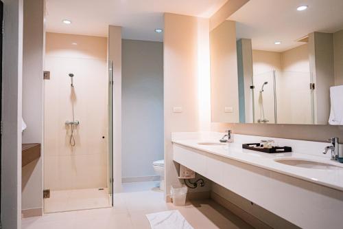 A bathroom at Inpawa Hotel