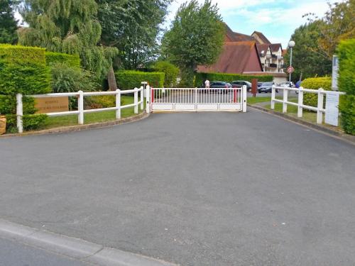 une allée avec une clôture blanche et un portail dans l'établissement Apartment Fleur Marine-27 by Interhome, à Cabourg