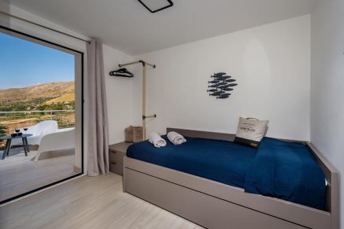 Un dormitorio con una cama y una ventana grande en Giardino degli Allori - Villa Flores, en Castellammare del Golfo