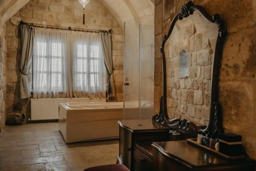 Bilik mandi di Dere Suites Cappadocia