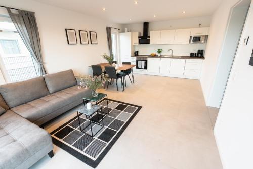 un salon avec un canapé et une table dans l'établissement Ostseehaus am Naturstrand - Arkonablick, à Varnkevitz