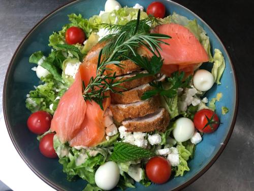 ホテルの敷地内または近くでの食事または食べ物