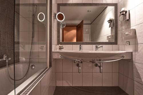 A bathroom at Hotel d'Allèves