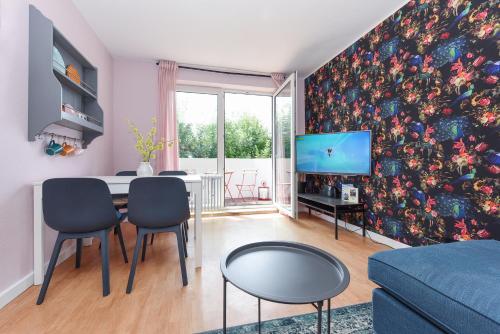 a living room with a table and a tv at Ferienwohnung Sandbank in Carolinensiel