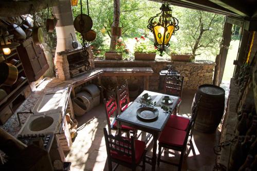 熱那亞的住宿－Alle Giare，一个带桌椅的庭院