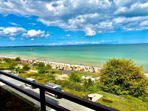 a view of a beach with a crowd of people at Studio mit Panorama-Meerblick und direkter Strandlage in Scharbeutz in Scharbeutz