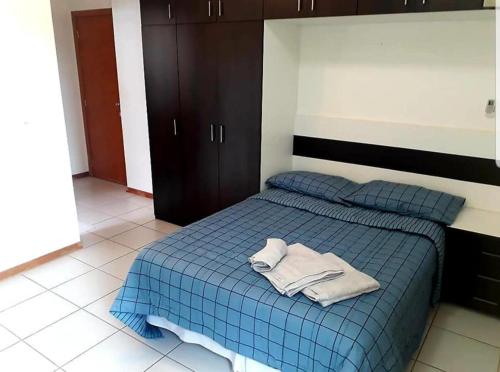 Łóżko lub łóżka w pokoju w obiekcie Flat padrão Biarritz Regiao. QUARTO 607