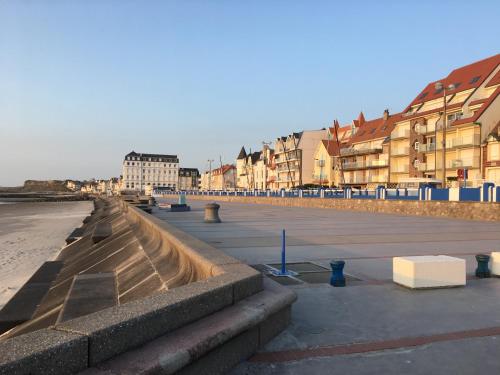 a parking lot next to a beach with buildings at Studio (Coup de Coeur) Wimereux in Wimereux