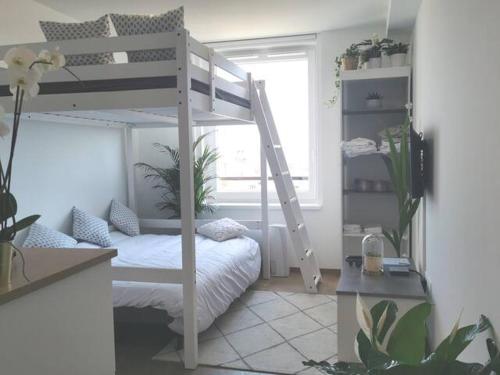 ストラスブールにあるLe Cocon - Vue panoramique Strasbourg - Wifi - Netflixのベッドルーム1室(二段ベッド1組、はしご付)