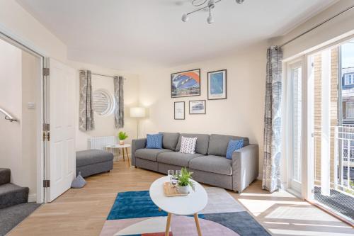 a living room with a couch and a table at 2 Bedroom City Centre Townhouse - with Parking in Cambridge