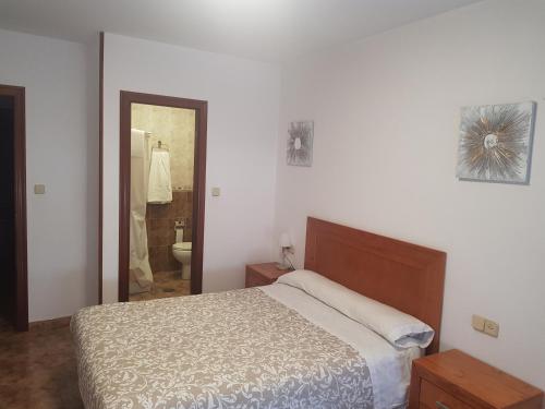 1 dormitorio con 1 cama y baño con aseo en Hospedaje Norte, en Puentedeume