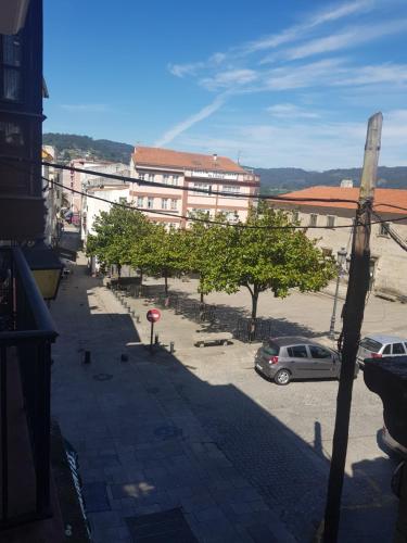 - une vue sur un parking avec un bâtiment dans l'établissement Hospedaje Norte, à Pontedeume
