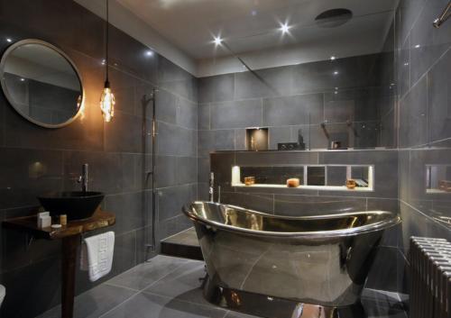 a bathroom with a tub and a sink at Mount Pleasant Cottages in Richmond