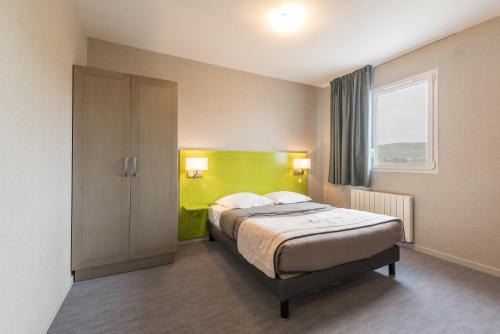 Katil atau katil-katil dalam bilik di Hôtel L'Horizon - Restaurant La Fougassette