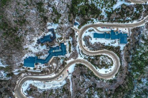 una vista aérea de una obra de construcción con una carretera en Las Hayas Ushuaia Resort en Ushuaia