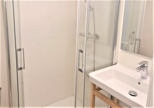 ein Bad mit einer Dusche und einem Waschbecken in der Unterkunft HOTEL SON VILAR in Es Castell