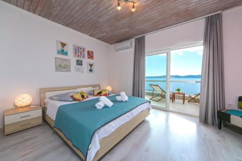 Ένα ή περισσότερα κρεβάτια σε δωμάτιο στο Abuela's Beach House