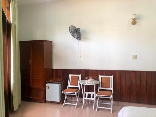 a room with a table and two chairs and a table at Hai Huong Hotel in Quy Nhon
