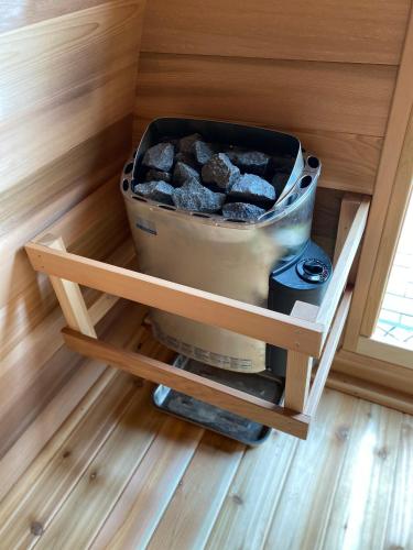 a bucket in a shelf in a room at Luxuriöses Ferienhaus Anita nahe Timmendorfer Strand, Travemünde und Lübeck in Sereetz