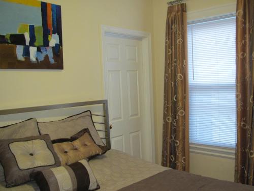 Ένα ή περισσότερα κρεβάτια σε δωμάτιο στο Bowers House BnB Harvard MIT Cambridge Boston