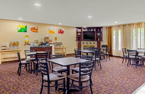ein Restaurant mit Tischen und Stühlen in einem Zimmer in der Unterkunft Quality Inn High Point - Archdale in Archdale
