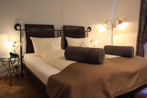 เตียงในห้องที่ Hotel Residenz im Schloss Neuweier