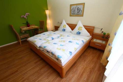 ein Schlafzimmer mit einem Bett in einem grünen Zimmer in der Unterkunft Weingut Bollig-Prüm in Trittenheim