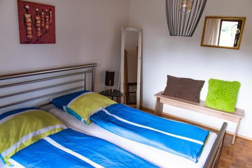 מיטה או מיטות בחדר ב-Ferienwohnung Alpaka Blick
