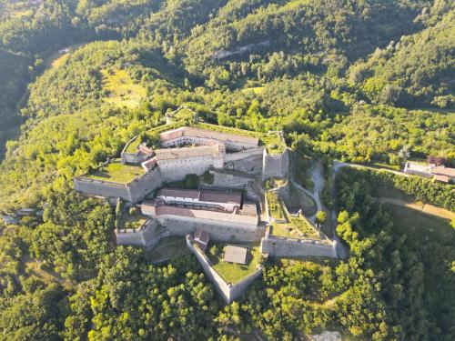 an aerial view of a building in the middle of a forest at Vista sul Forte in Gavi