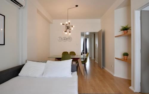 1 dormitorio con 1 cama y comedor en Spot Apartments en Oporto