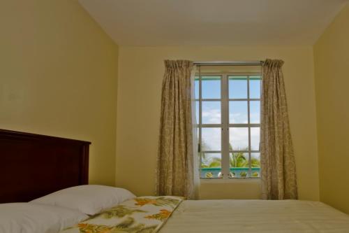 Un pat sau paturi într-o cameră la Rainbow Hotel