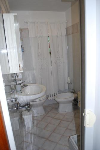 a bathroom with a toilet and a sink at Rustico Rosmarino in Castiglion Fiorentino