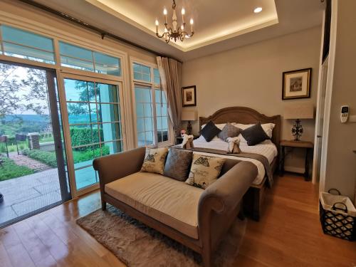 um quarto com uma cama e um sofá em The Castell Condo by Nutthiwan room 912 and 921 em Khao Kho