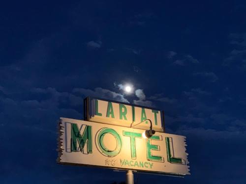 Moriarty的住宿－Lariat Motel，汽车旅馆的标志,上面有灯