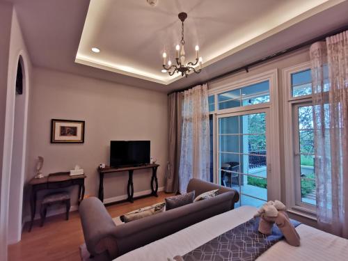 Μια τηλεόραση ή/και κέντρο ψυχαγωγίας στο The Castell Condo by Nutthiwan room 912 and 921