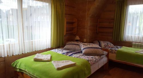 マウェ・チヘにあるOW KUŁACHのベッドルーム1室(ベッド2台、タオル付)