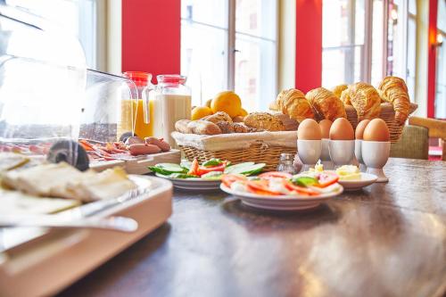 a table with eggs and baskets of bread and food at Gwuni Mopera in Leipzig