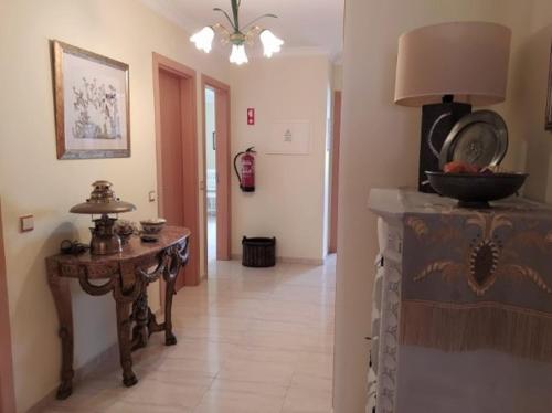 - un salon avec une table et une cheminée dans l'établissement Beija Flor, à Monte Gordo