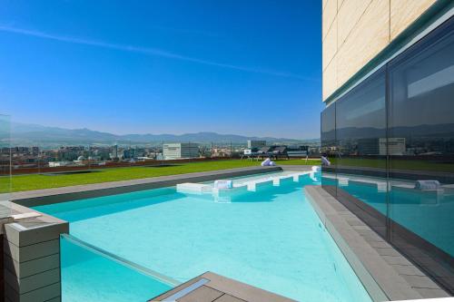 una piscina sul lato di un edificio di Barceló Granada Congress a Granada