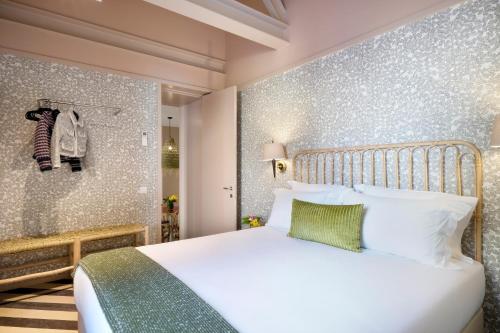 um quarto com uma cama branca e uma parede em Vila na Praia Foz Luxury Apartments no Porto