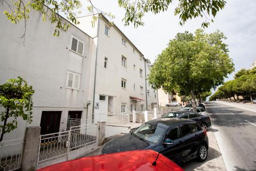 Un coche negro aparcado junto a un edificio blanco. en Studios Lavender, en Split