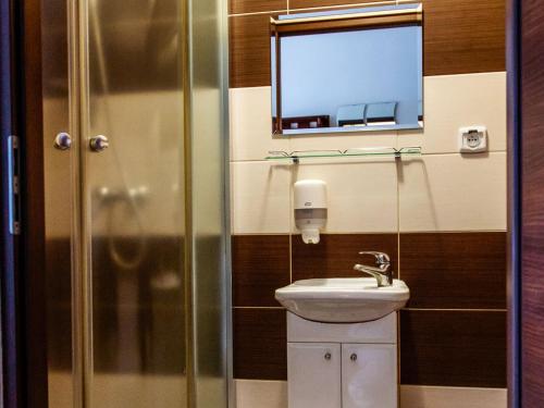 W łazience znajduje się umywalka i lustro. w obiekcie Zamkowa Noclegi Restauracja w mieście Drohiczyn