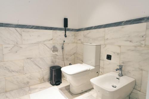 Bilik mandi di Iridium Hotel