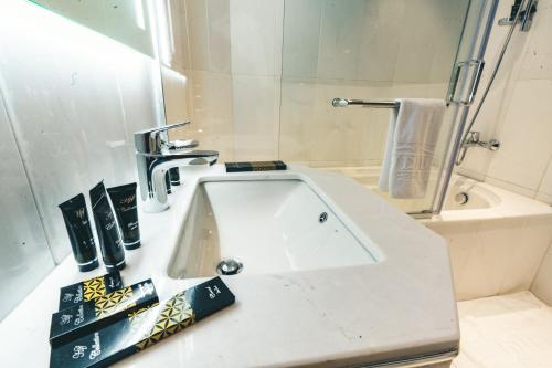 Bilik mandi di Iridium Hotel