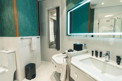 Bilik mandi di Iridium Hotel