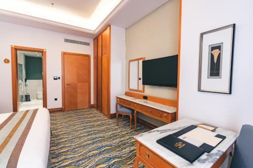 Televisyen dan/atau pusat hiburan di Iridium Hotel