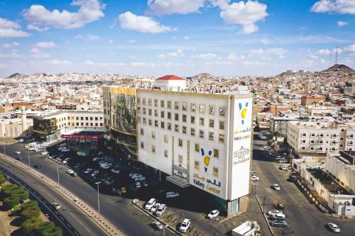 eine Luftansicht einer Stadt mit einem Gebäude in der Unterkunft Iridium Hotel in Ta'if