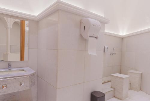 Bilik mandi di Iridium Hotel